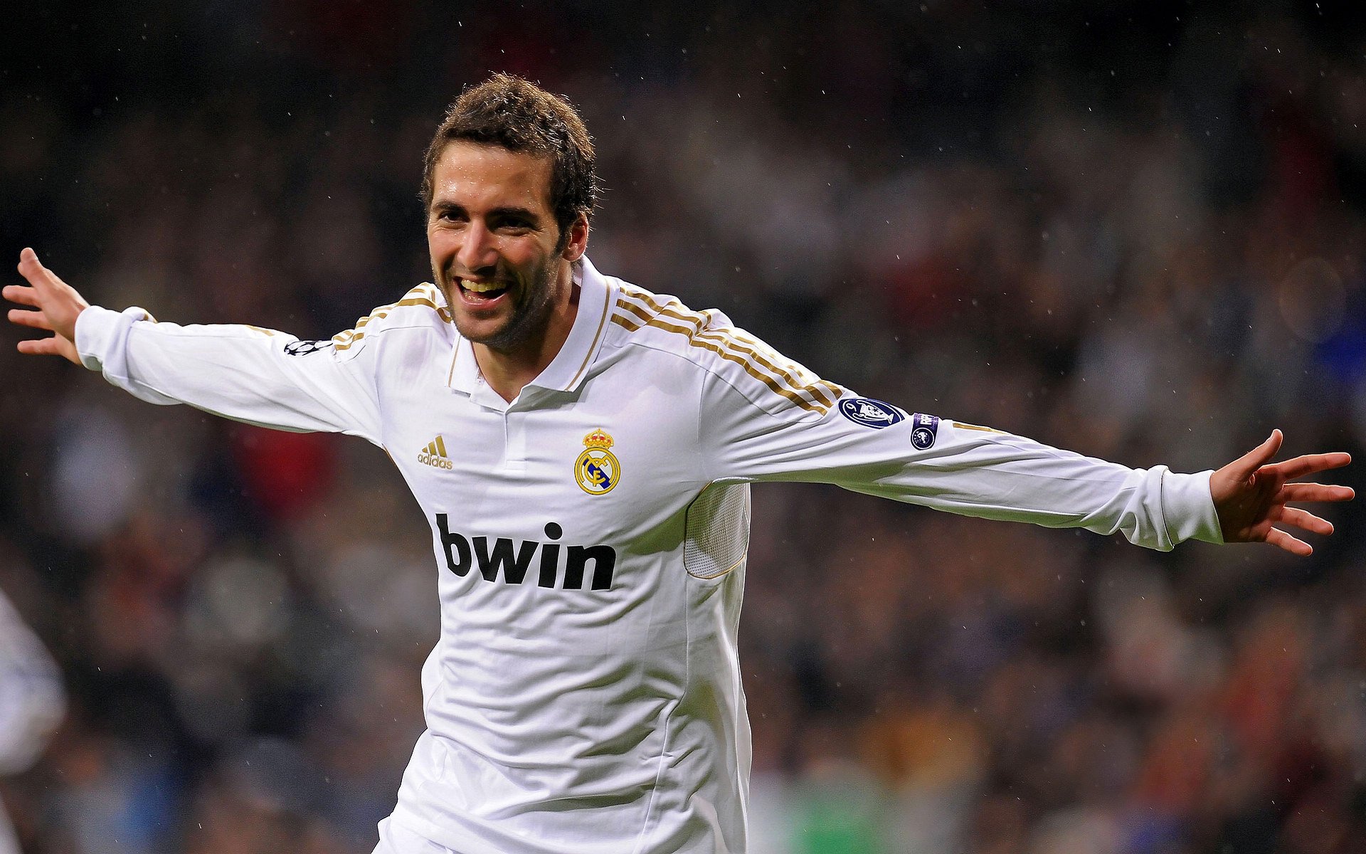 法甲豪门巴黎圣日耳曼强势领跑，姆巴佩独造三球助球队大胜